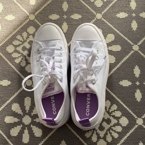 Converse platform sneaker. Children’s size 5, Women’s size 7.